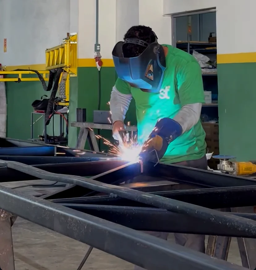 Soldador da Steeltech soldando estrutura metálica na fábrica
