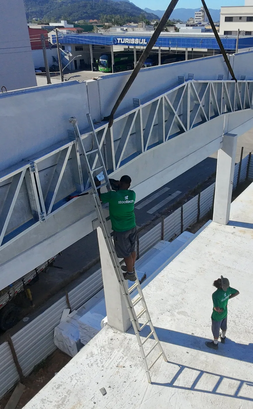 Equipe Steeltech montando tesoura metálica sobre estrutura pré-moldada